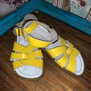 Salt water toddler girl sandals size 10 yellow